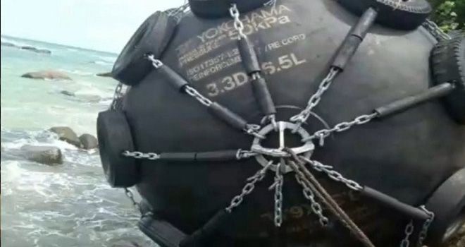 Bola hitam terdampar di pantai Desa Teluk Bakau, Bintan, Kepri, Selasa (26/1/2021). (ANTARA/HO).