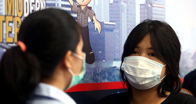 MA, perempuan di video viral adegan asusila di sebuah halte bus saat diamankan di Mapolres Metro Jakarta Pusat, Senin (25/1). Foto: Dean Pahrevi/JPNN