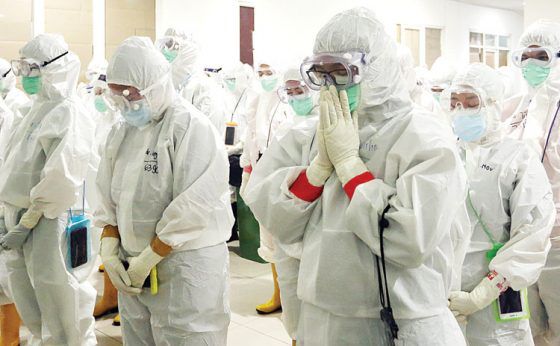 Sejumlah tenaga kesehatan berdoa sebelum bertugas di RS Darurat Covid-19 Wisma Atlet Kemayoran, Jakarta, kemarin (26/1). 