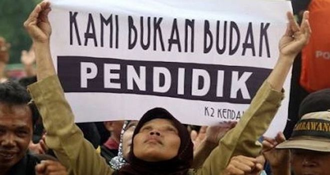 ILUSTRASI. Aksi guru honorer yang terus memperjuangkan hak-haknya-- jawa pos