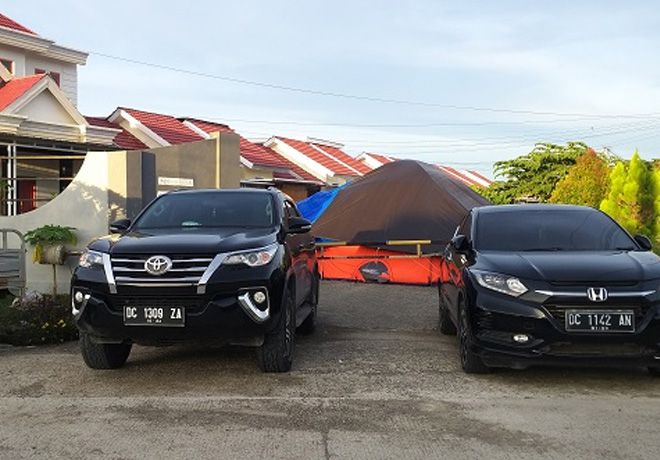 Tenda bantuan dari BNPB terpasang di rumah pribadi pejabat Pemprov Sulbar di BTN Graha Nusa II, Rabu, 27 Januari.