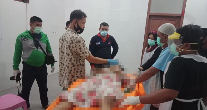 Istrinya yang bernama Syapurah (29) ini dibunuh dengan cara dicekik dan digantung dengan menggunakan tali.