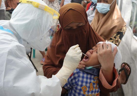 Masyarakat melakukan swab test di Puskesmas Cilincing, Jakarta, kemarin (25/1). 