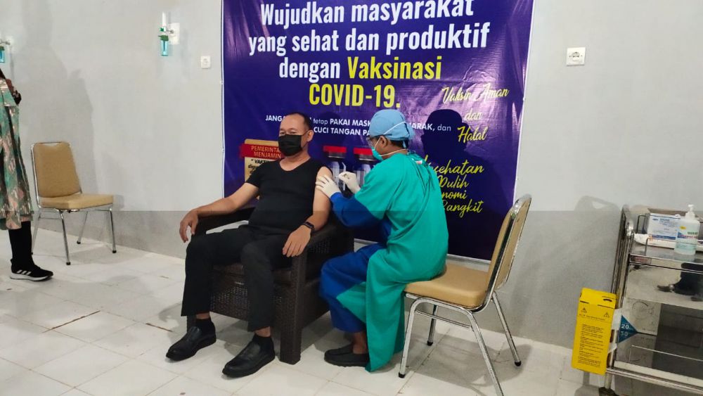 Bupati Sukandar Terima Suntikan Vaksin Covid-19 Pertama.


