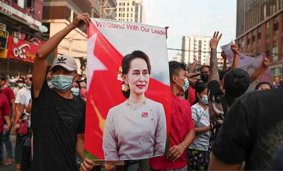 Pengunjuk rasa menggelar aksi protes terhadap kudeta militer di Kota Yangon, Myanmar, Sabtu (6/2/2021). Mereka menuntut pembebasan pemimpin terpilih Myanmar Aung San Suu Kyi. Foto: ANTARA /REUTERS/Stringer/wsj
