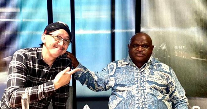 Permadi Arya dan Natalius Pigai.