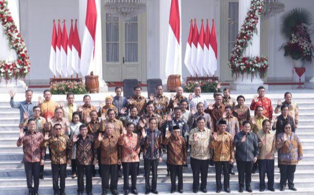 Presiden Joko Widodo didampingi Wapres Ma'ruf Amin berfoto dengan jajaran menteri Kabinet Indonesia Maju yang baru diperkenalkan di tangga beranda Istana Merdeka, Jakarta, Rabu (23/10/2019).FOTO: Dok Fajar Indonesia Network/FIN