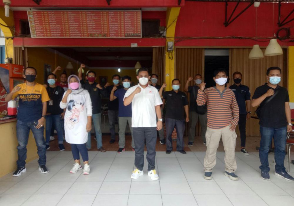 Foto Bersama Ketua Koni Provinsi Jambi bersama rekan rekan wartawan.