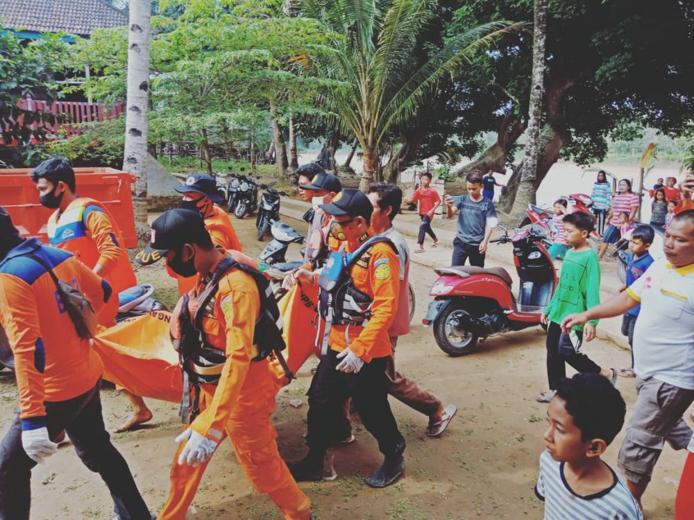 Jasad Ruslaida yang merupakan korban tenggelam di Sungai Batang Tembesi di temukan dan langsung dievakuasi ke rumah duka
