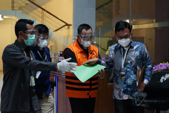 Deputi Penindakan KPK Karyoto saat memberikan pernyataan penetapan tersangka dan penahanan terhadap Bupati Muara Enim Juarsah di Gedung KPK, Senin (15/2).