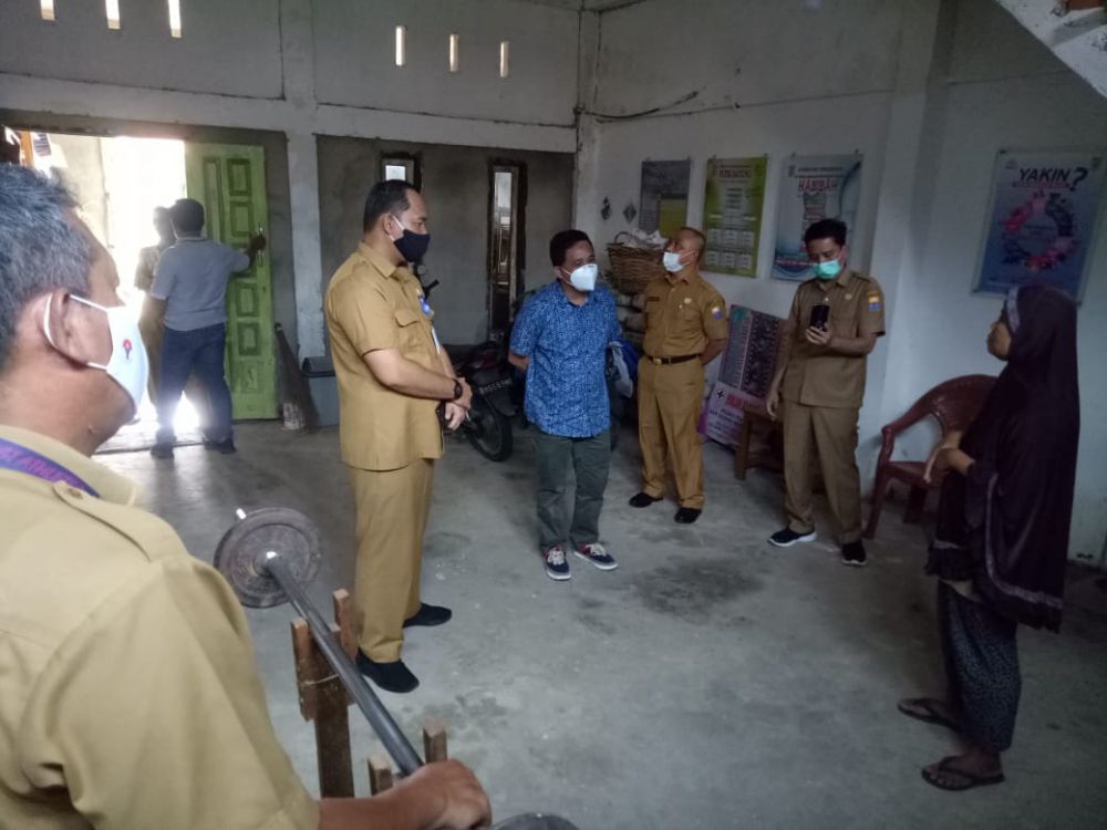 Ketum KONI Provinsi Jambi saat Sambangi Mantan Atlet Dayung Leni Haini.