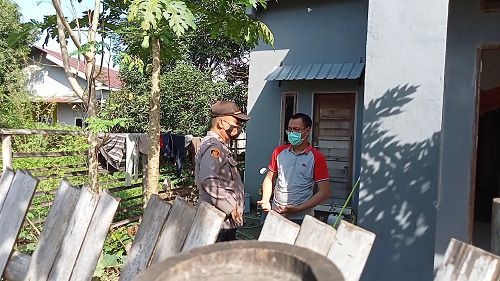 Suami korban, Yamin saat sedang berbincang dengan polisi