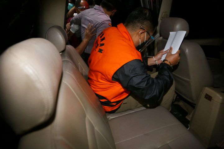 Juliari P Batubara kenakan jas tahanan KPK. 