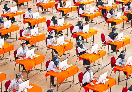 Para peserta sedang mengerjakan tes SKB CPNS di Gelora Pancasila.