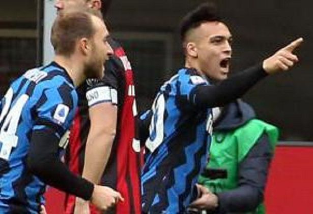 Lautaro Martinez merayakan golnya bersama Christian Eriksen/EPA