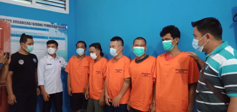 Lima pelaku penyalahgunaan narkoba jenis sabu diamankan oleh BNNP Jambi, dua diantanya terpaksa dilumpuhkan dengan timah panas.