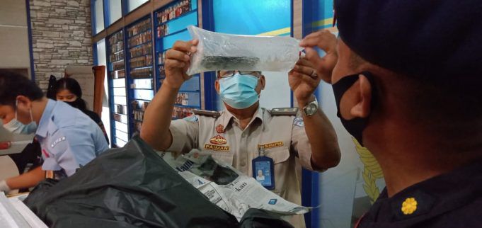 Bea Cukai Jambi menunjukkan hasil tangkapan berupa Benih Lobster yang berhasil diamankan. Awalnya Bea Cukai Jambi memburu Rokok Illegal, malah dapat Benih Lobster