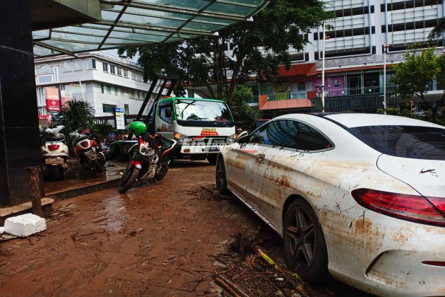 Kondisi pasca banjir di Jalan Kemang Raya, Jakarta, Minggu (21/02). Banjir sempat merendam kawasan Jalan Kemang Raya tersebut dari ketinggian 30 cm sampai 1,5 meter pada Sabtu 20 Februari 2021.