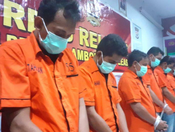 RILIS TERSANGKA: SAP (kiri) dan MRA serta empat tersangka lain di Mapolresta Ambon kemarin. 