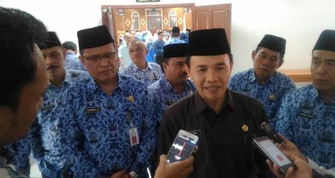 Bupati Kerinci Adirozal saat diwawancarai wartawan liputan Kerinci dan Sungai Penuh.