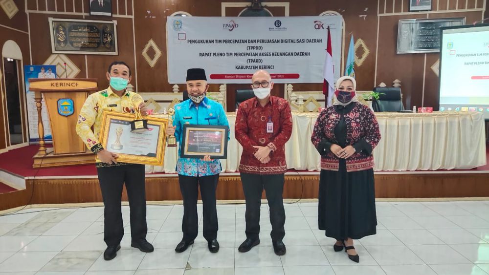 Bupati Kerinci Adirozal Terima 2 Plakat Penghargaan Dari OJK.
