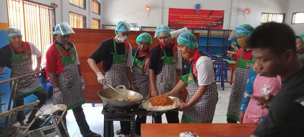 Para pengrajin olahan makanan yang dilakukan oleh warga binaan Lapas Narkotika Klas IIB Muara Sabak membuat abon ikan.