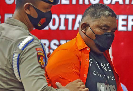 Bripka CS tersangka penembakan dihadirkan saat konferensi pers di Polda Metro Jaya, Jakarta, Kamis (25/02/2021). Dalam rilis tersebut Bripka CS yang di tetapkan sebagai tersangka. Kejadian tersebut mengakibatkan tiga orang meninggal dunia salah satunya merupakan anggota TNI AD dan satu korban mengalami luka.