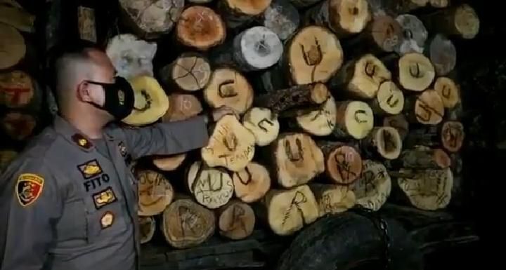 Sebanyak 38 meter kubik kayu ilegal yang rencananya akan diselundupkan ke salah satu somel di Kota Jambi berhasil diamankan oleh Ditreskrimsus Polda Jambi.