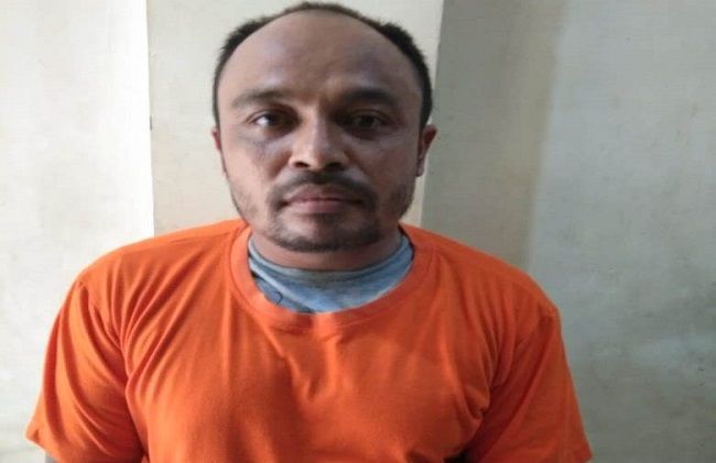 Tersangka I Wayan Sudiarta diinterogasi oleh petugas kepolisian.