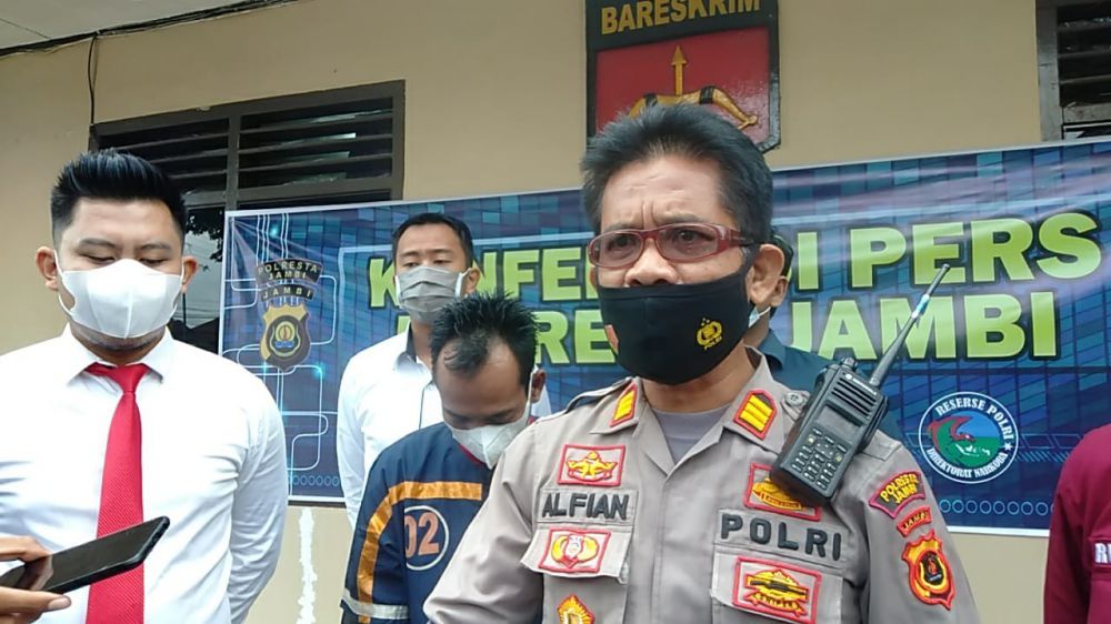 Kapolsek Jambi Selatan saat memberikan keterangan terkait kasus bongkar rumah yang melibatkan Hendri yang merupakan mantan napi asimilasi