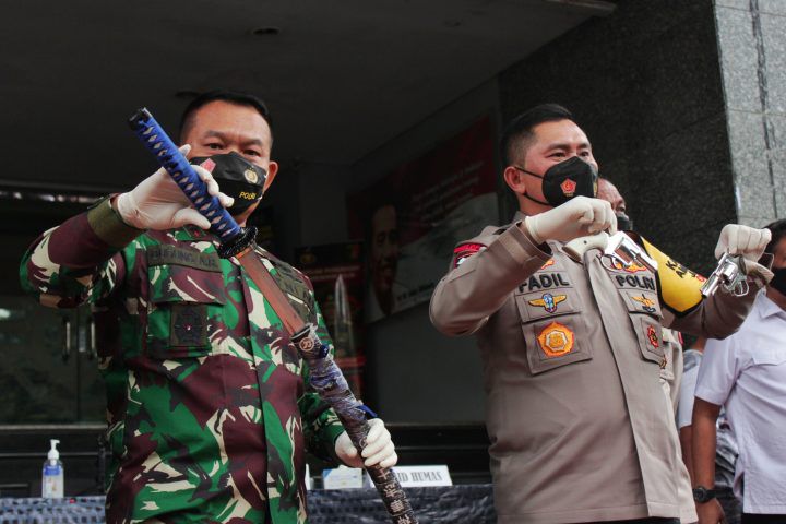Pangdam Jaya Mayjen Dudung Abdurachman (kiri) bersama Kapolda Metro Jaya Irjen Fadil Imran (kanan) saat memberikan keterangan kepada media di Polda Metro Jaya, Jakarta, Senin (07/12). Aparat polisi terlibat bentrok dengan para pendukung Front Pembela Islam (FPI) Rizieq Shihab di kawasan Cikampek, pada Senin (7/12) pukul 00.30.WIB. Enam dari 10 pengikut Habib Rizieq Shihab tewas ditembak polisi di Tol Jakarta-Cikampek karena melakukan perlawanan.
