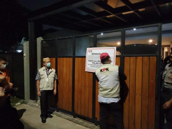 Komisi Pemberantasan Korupsi (KPK) menyita rumah kediaman pribadi milik tersangka APM (Andreau Pribadi Misanta) yang beralamat di Jalan Cilandak I Ujung No. 38 RT 03 RW 10 Cilandak, Jakarta Selatan, Rabu (3/3).	