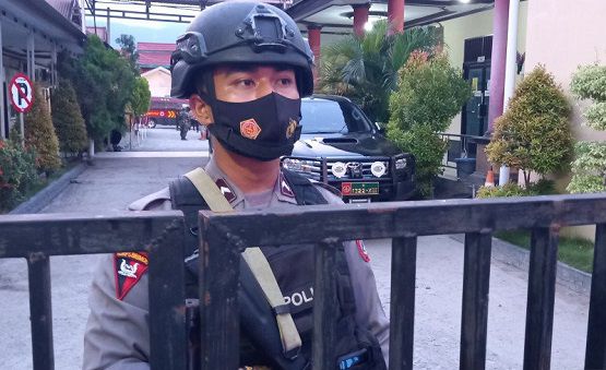Sejumlah personel kepolisian bersenjata lengkap berjaga di Rumah Sakit Bhayangkara Palu, pada Rabu 03/03. 