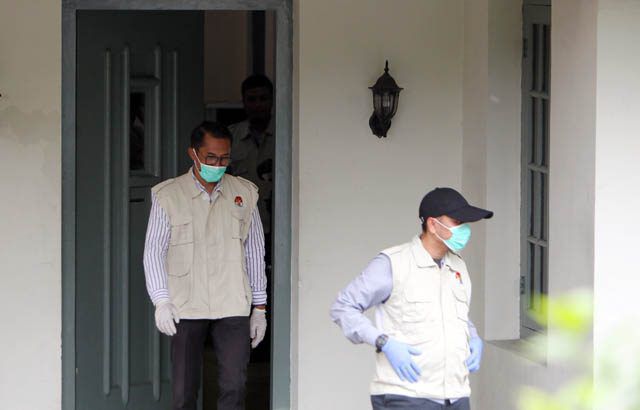 ILUSTRASI: Penyidik KPK saat sedang melakukan penggeledahan 