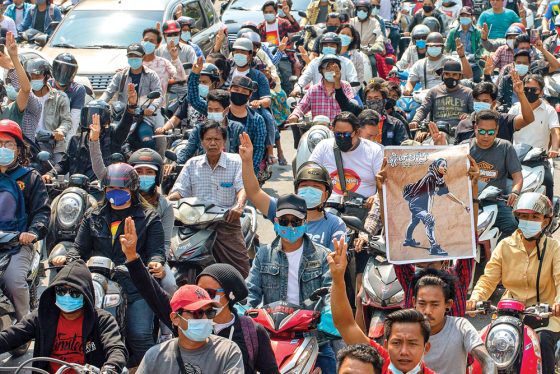 Massa mengantar Ma Kyal Sin ke peristirahatan terakhir di Mandalay kemarin (4/3).