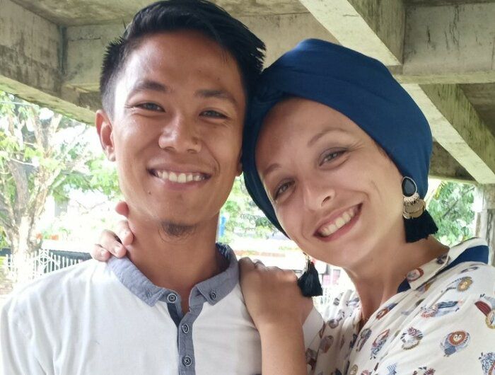 PASANGAN SERASI: Indra Budiman, warga Desa Sengkol, Kecamatan Pujut, Loteng yang menikahi bule Prancis Melissa mendadak viral di medsos karena unggahan video perjalanan cintanya, kemarin (4/3).