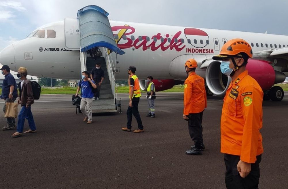 Proses evakuasi pesawat Batik Air ID 6803 PK - LUT dari tengah landasan terkendala hujan.