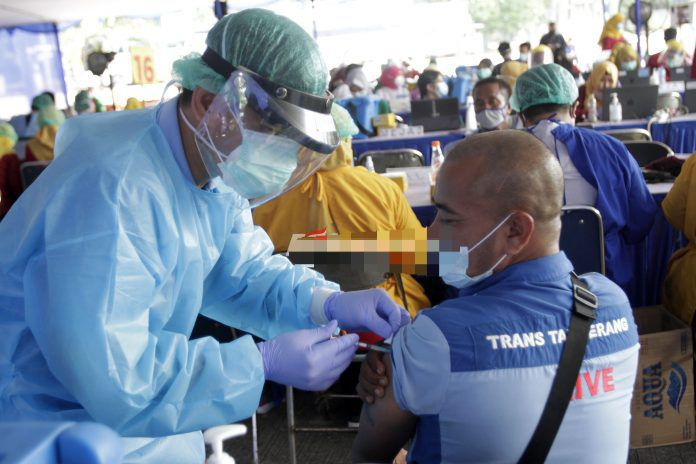 Pengemudi Transportasi Umum dan Online menerima Vaksinasi secara geratis di terminal Poris Plawad, Kota Tangerang, Banten, Jumat (5/03). Sebanyak 1000 Pengemudi mendapatkan Vaksinasi dosis pertama di Terminal Porispelawad Kota Tangerang, vaksinasi melalui Dinas Kesehatan (DINKES) yang bekerja sama dengan Dinas Perhubungan (DISHUB) guna pencegahan penularan Covid-19 diangkutan umum.