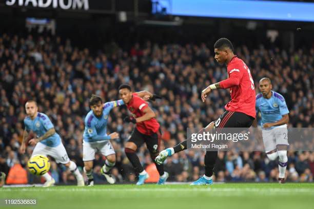 Marcus Rashford mengeksekusi penalti dalam derbi Manchester/Michael Regan/Getty Images