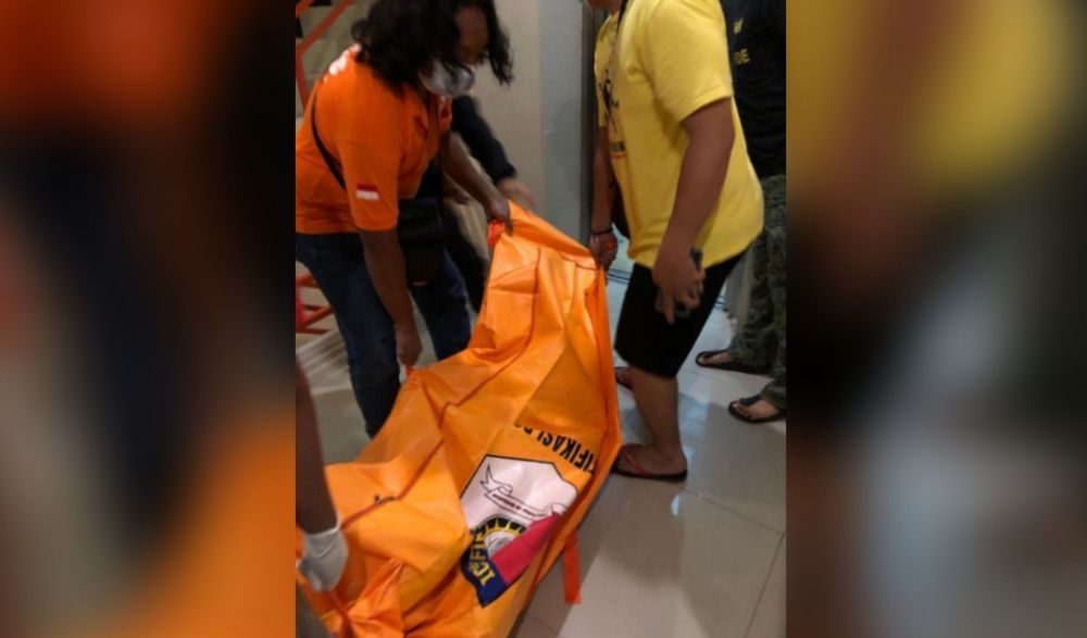 Petugas saat melakukan evakuasi jasad HL yang ditemukan tewas dalam kamar hotel Pundi Rezeki 3 Kota Jambi.