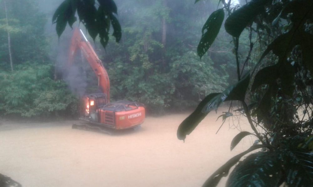 Warga Lubuk Bedorong Kembali Bakar Alat Berat.