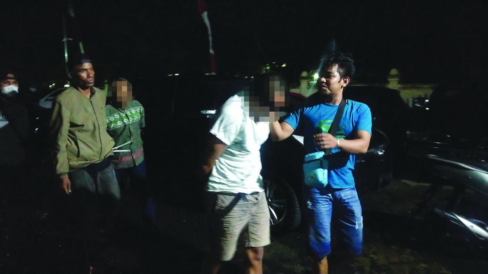 Terduga pengedar sabu berinisial LR alias Pak Haji (dua dari kiri) bersama K alias Fesa (dua dari kanan) digiring menuju ruang tahanan Polda NTB usai ditangkap, Selasa dini hari (9/3/2021). 