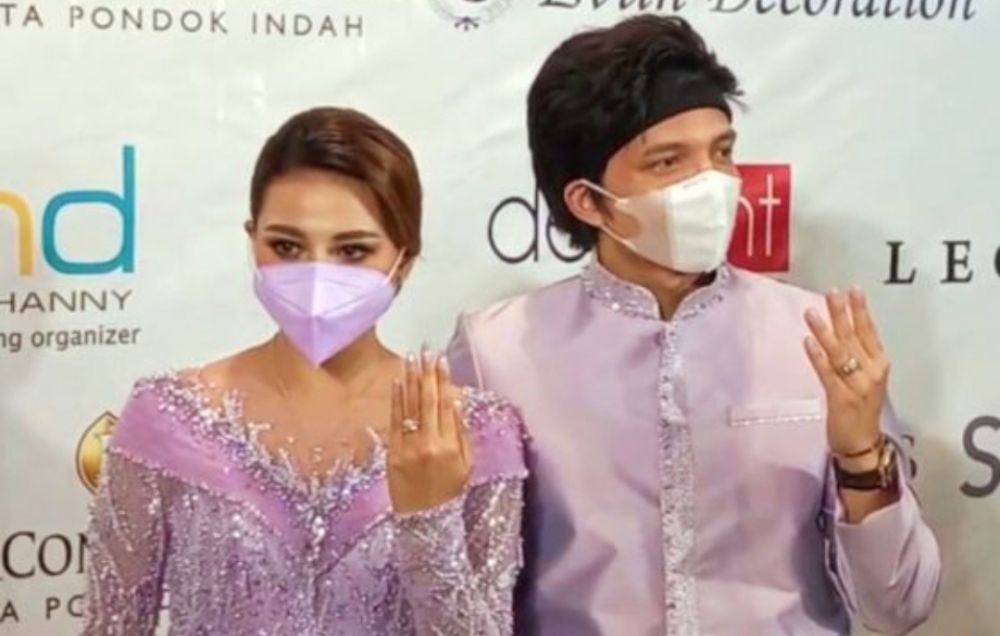 Atta Halilintar dan Aurel Hermansyah menunjukkan cincin yang terpasang dijari manis keduanya usai acara lamaran.