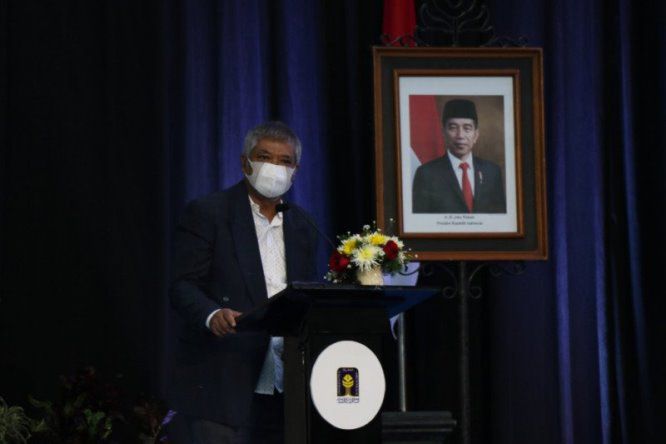 Guru Besar Bidang Farmasetika Universitas Islam Indonesia (UII) Prof Yandi Syukri saat menyempaikan pidato ilmiah dalam Rapat Terbuka Senat Milad Ke-78 UII di Kampus UII, Jogjakarta, Jumat (12/3). 