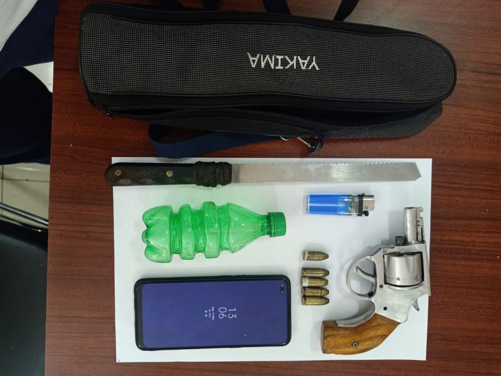 Barang bukti berupa alat hisap sabu dan senjata api beserta amunisi yang diamankan polisi.