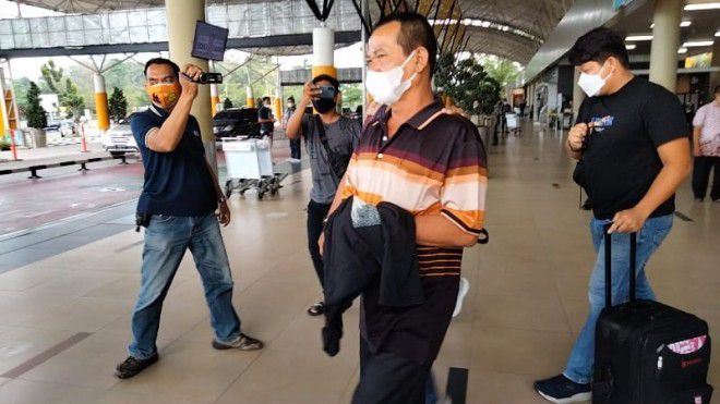 Dengan tangan diborgor, bos judi togel saat digendang dari Bandara ke Mapolda Jambi pada Sabtu (13/03) lalu.

