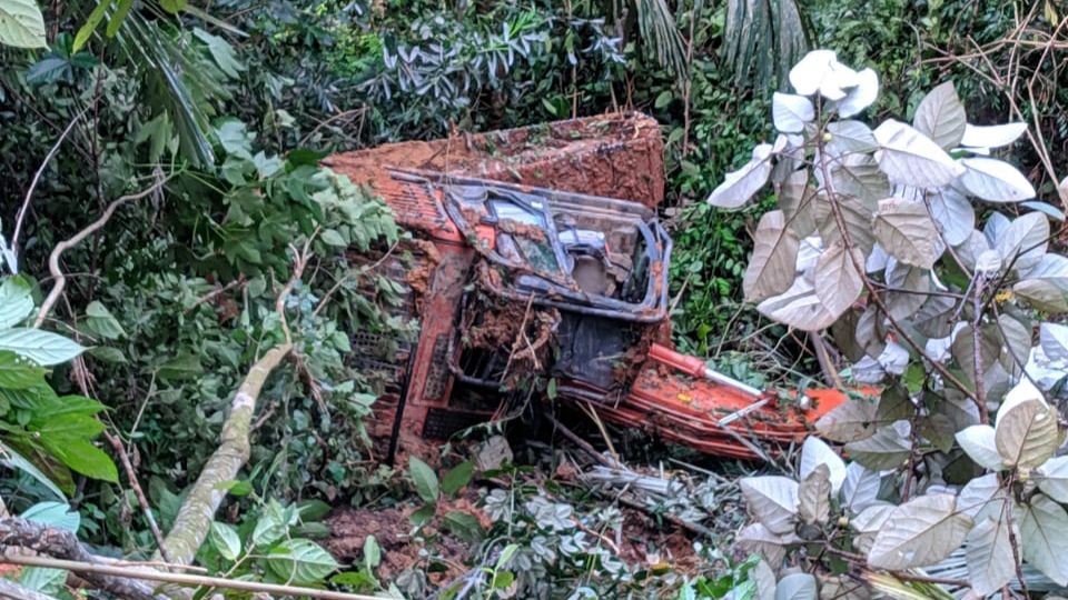 Excavator Terjun ke Jurang.