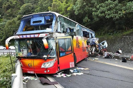 Bus pariwisata mengalami kecelakaan di ruas jalan yang menghubungkan Yilan dengan Hualien, Taiwan pada Selasa (16/3). 