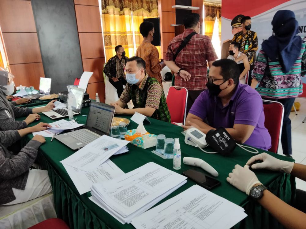 Puluhan Pegawai Kejari Batanghari Divaksin.