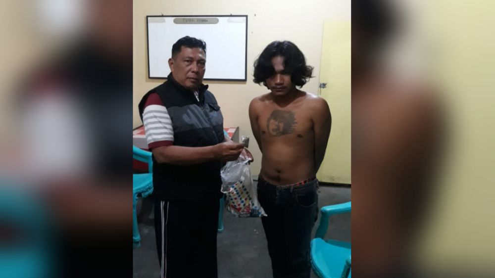 Kapolsek saat memperlihatkan Barang bukti dan tersangka.